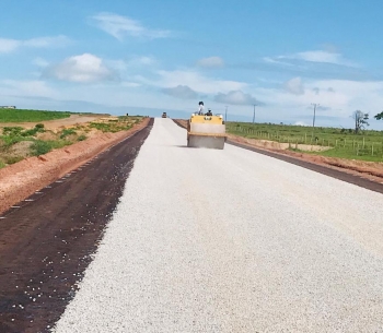 Obra de Pavimentação de 5 KM na Rodovia MT 244, no Município de Campo Verde a Nova Brasilândia/MT, está sendo realizada em parceria entre a Associação Agrologística e o Governo do estado de MT – SINFRA/MT, o trecho é entre Rio Roncador até MT-140 